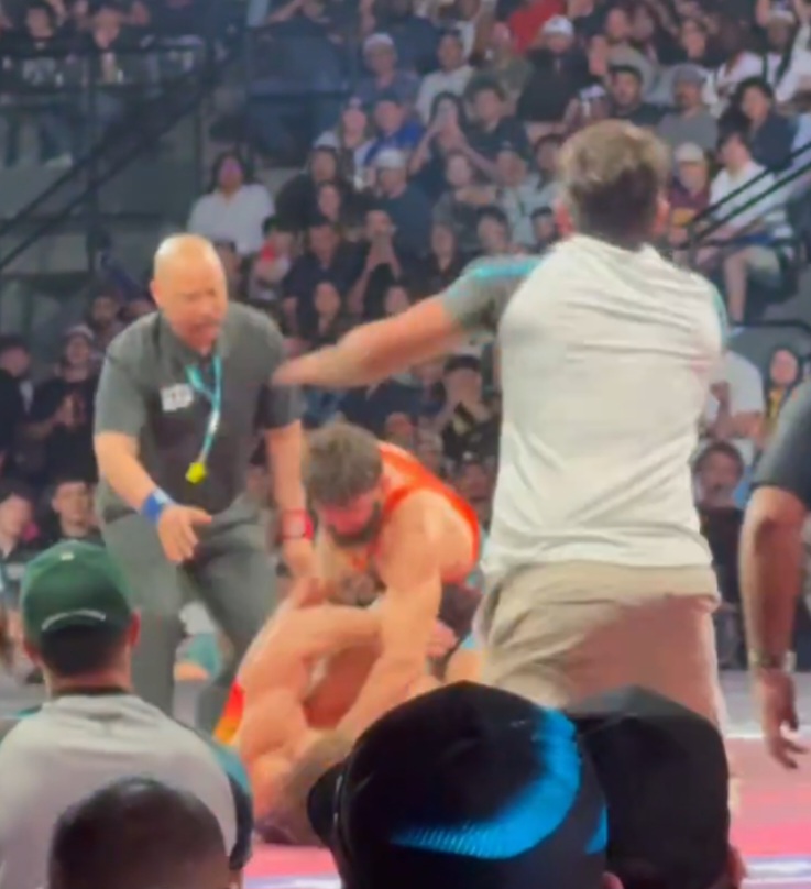 شجار عنيف في عرض RAF 6.. أرمان تساروكيان يحوّل نزال المصارعة إلى معركة مفتوحة