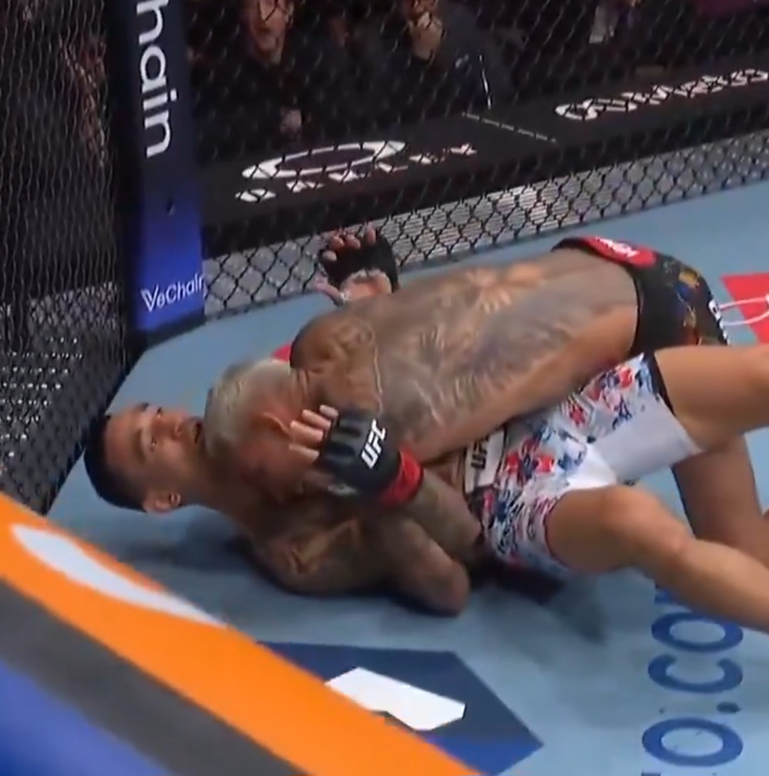 أوليفيرا يخنق هولواي أرضياً ويتوج بلقب “BMF” في الحدث الرئيسي لـUFC 326