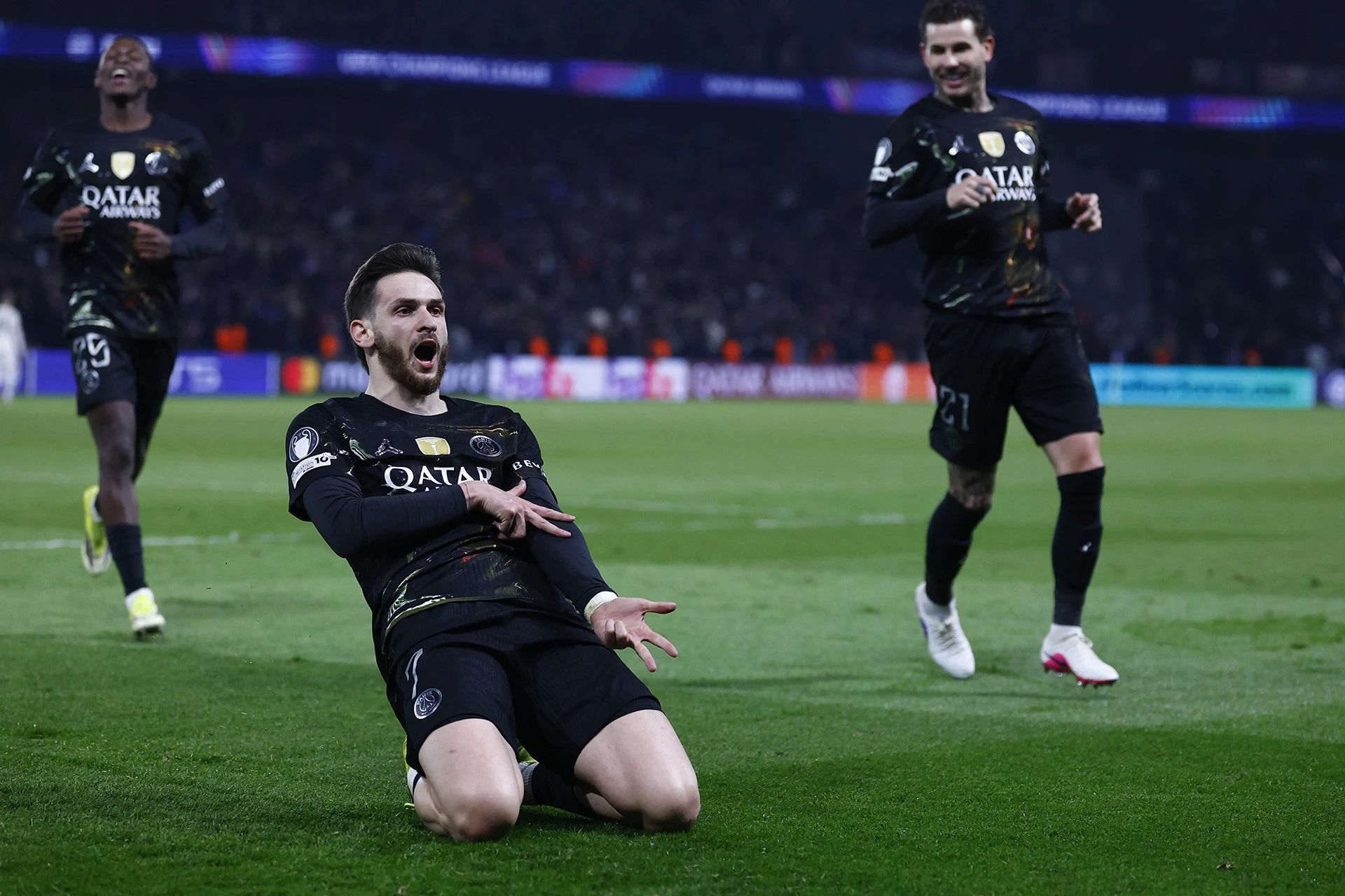 باريس سان جيرمان يكتسح تشيلسي بخماسية مثيرة في دوري أبطال أوروبا