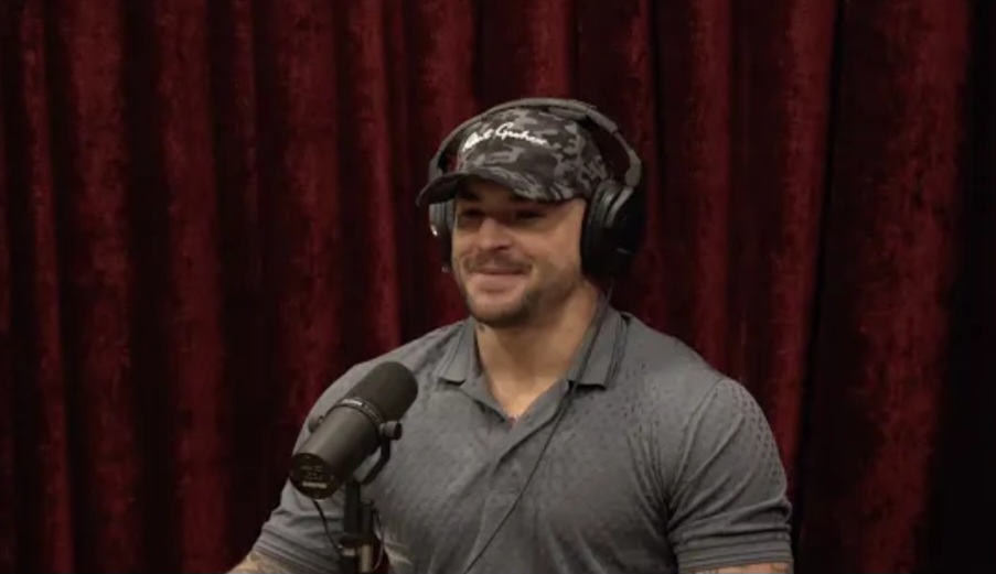 داستن بورييه يكشف الفارق البدني الهائل أمام إسلام ماخاشيف: ”كان ضخماً بشكل لا يُصدق“