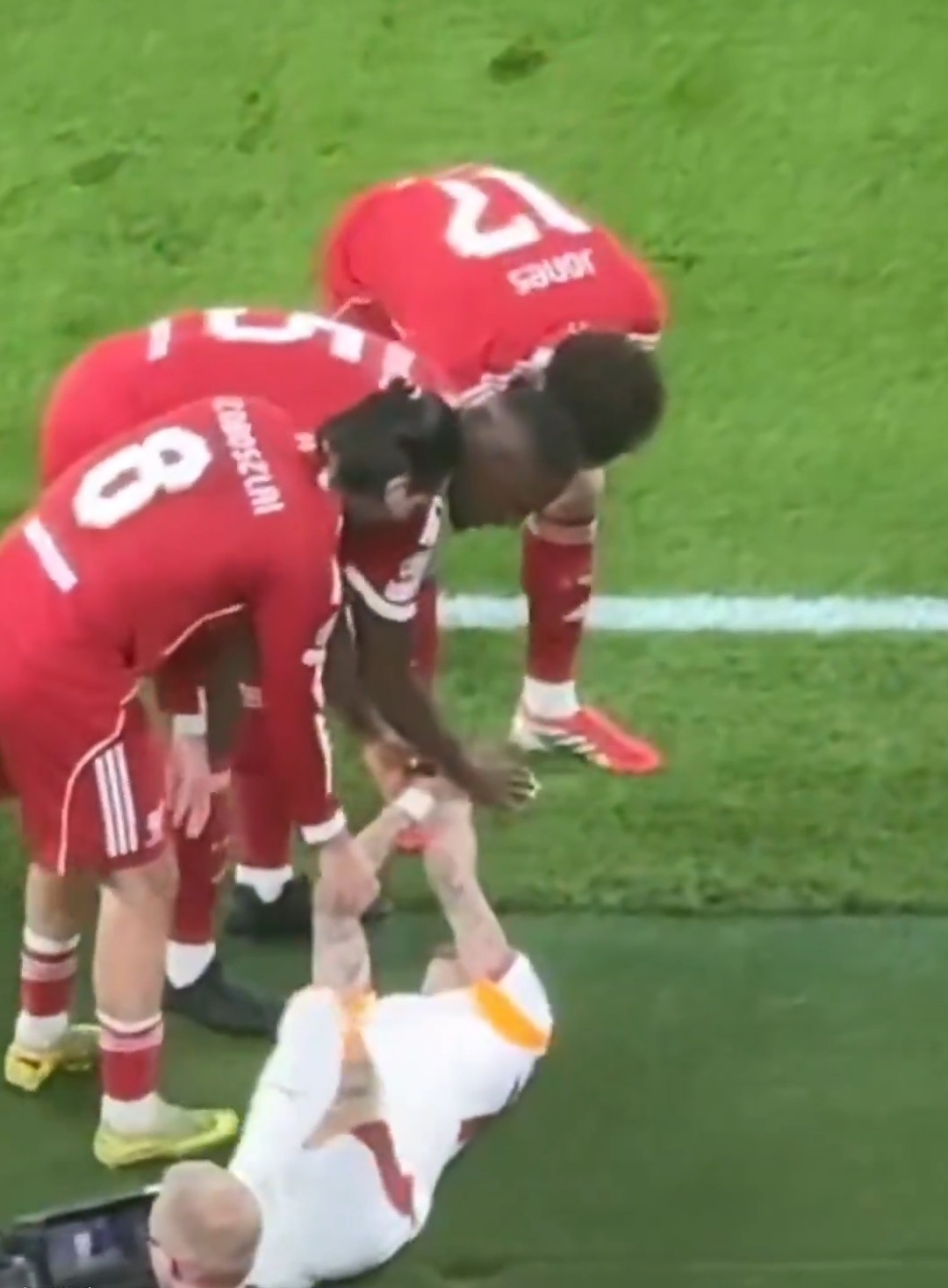 إصابة مروعة لنوا لانج تُخيم على ليلة تألق ليفربول في دوري الأبطال