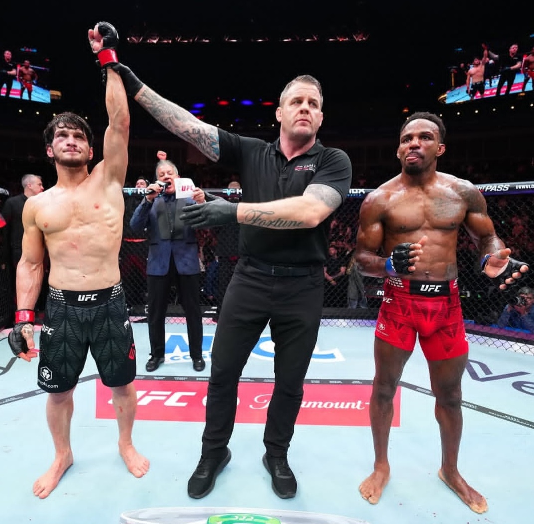 إيفلويف يفرض نفسه في سباق اللقب بعد انتصار شاق في UFC لندن