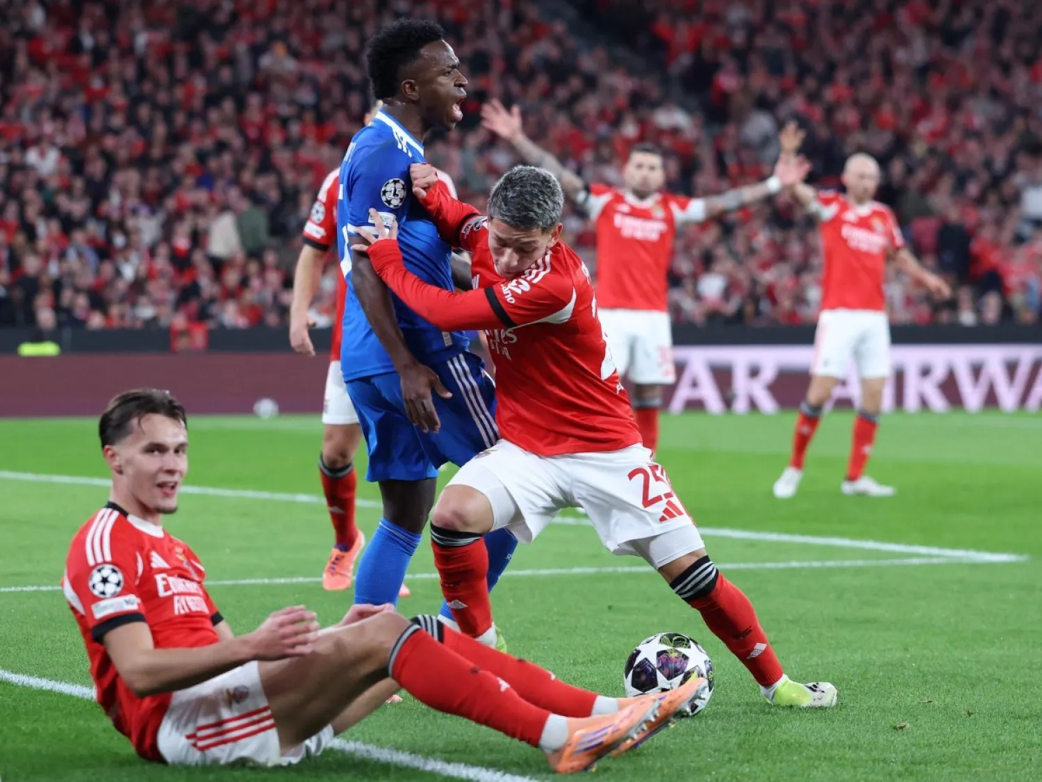 عقوبات قاسية من يويفا ضد بنفيكا بعد أحداث مباراة ريال مدريد