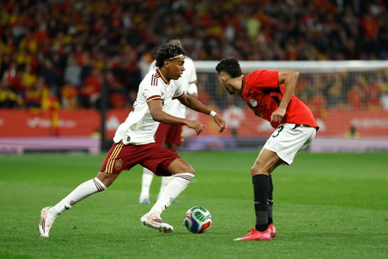 هتافات عنصرية تهدد إسبانيا بعقوبات من فيفا بعد مواجهة مصر