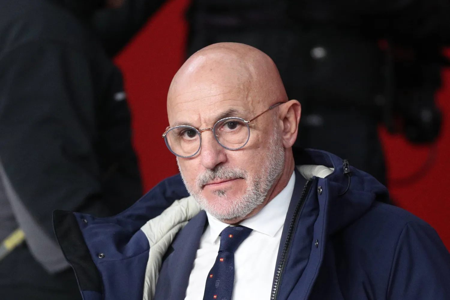 دي لا فوينتي ينفجر في المؤتمر الصحفي ويُدين الهتافات العنصرية