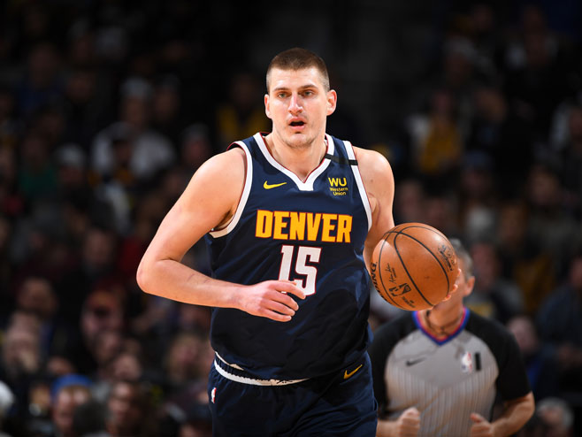يوكيتش يقود ناغتس لإسقاط سبيرز بعد معركة مثيرة في الـNBA