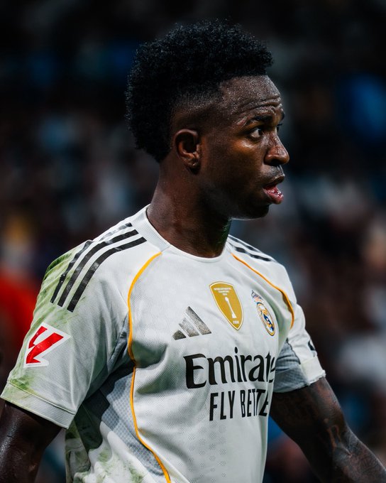 فينيسيوس يتحدث عن المواجهة المرتقبة، مستقبله، علاقته بالمدربين، وقضية العنصرية قبل قمة دوري الأبطال