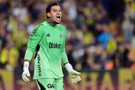 إصابة إيدرسون بمقذوف تُثير الجدل في الدوري التركي رغم فوز فنربخشة الكبير