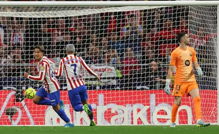 أتلتيكو مدريد يقصي برشلونة رغم الخسارة ويبلغ نصف نهائي دوري الأبطال