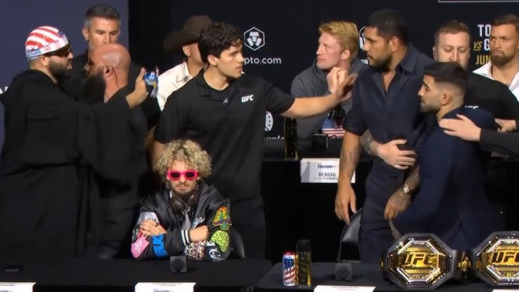 جوش هوكيت يشعل مؤتمر UFC White House ويشتبك لفظيًا مع إيليا توبوريا