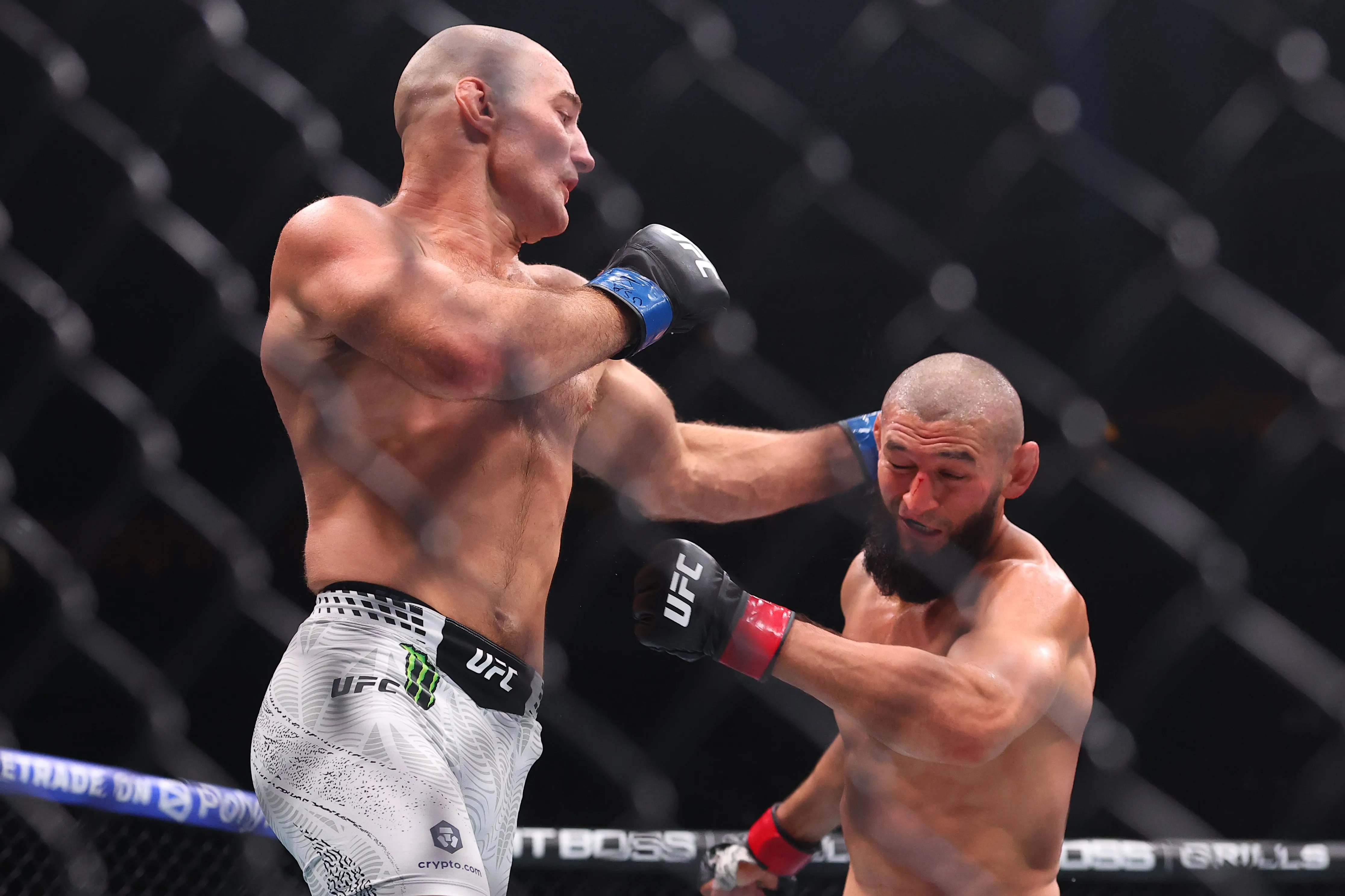 «ستريكلاند لا يزال سيئًا».. مقاتلو UFC يعلقون على فوز شون أمام شيماييف