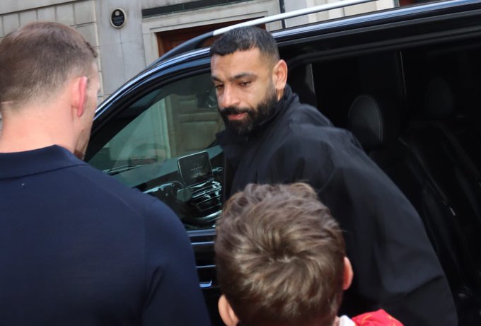 تصرف غريب من محمد صلاح خلال حفل توديعه من ليفربول يثير الجدل