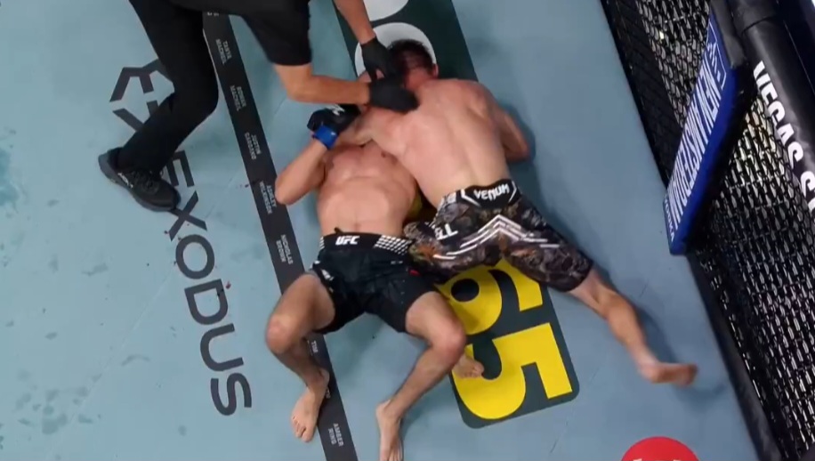 برايس ميتشل يخنق أحلام سانتياجو لونا.. إخضاع قاتل قبل 8 ثوانٍ من النهاية في UFC Vegas 118