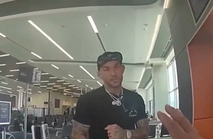 لحظات فوضوية في مطار أتلانتا.. اعتقال بطل UFC السابق داستن بورييه بعد حالة سُكر علني