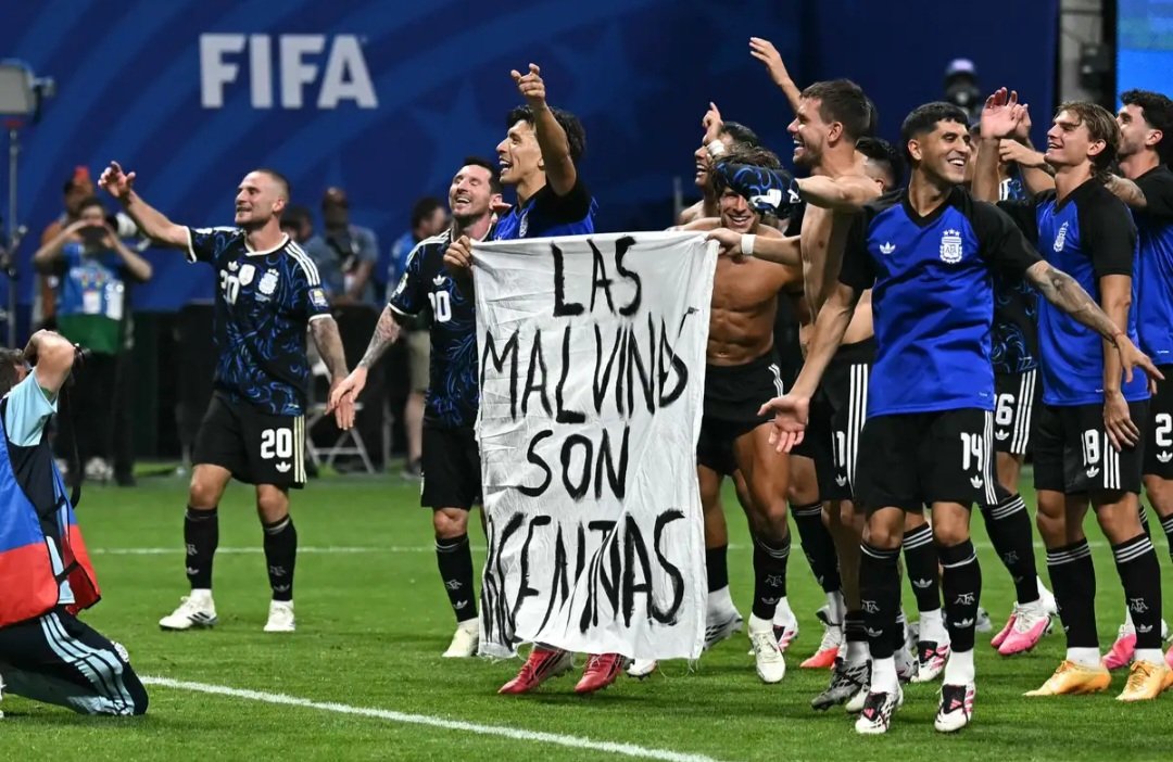 الفيفا يفتح تحقيقًا مع الأرجنتين بعد لافتة سياسية في احتفالات التأهل لنهائي كأس العالم