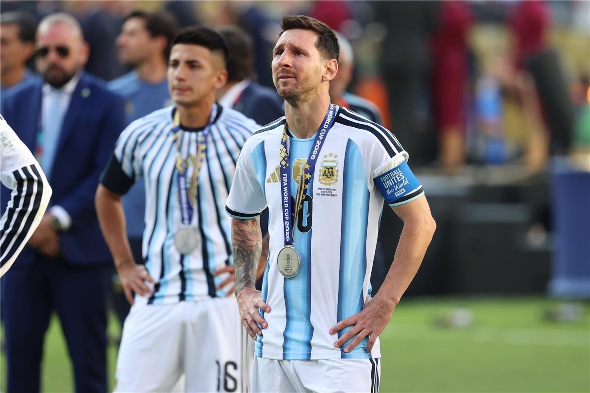 الصحافة الأرجنتينية بعد خسارة كأس العالم 2026: دموع ميسي تخطف الأضواء رغم ضياع الحلم
