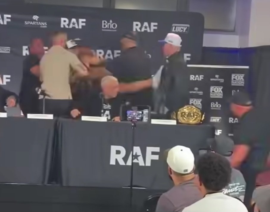 كولبي كوفينغتون يهدد بإلغاء نزاله أمام بلال محمد بعد اشتباك ناري في مؤتمر RAF 11