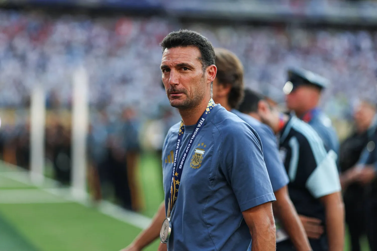 جماهير الأرجنتين تنتفض من أجل سكالوني.. وضغوط متزايدة لإقناعه بالبقاء حتى مونديال 2030