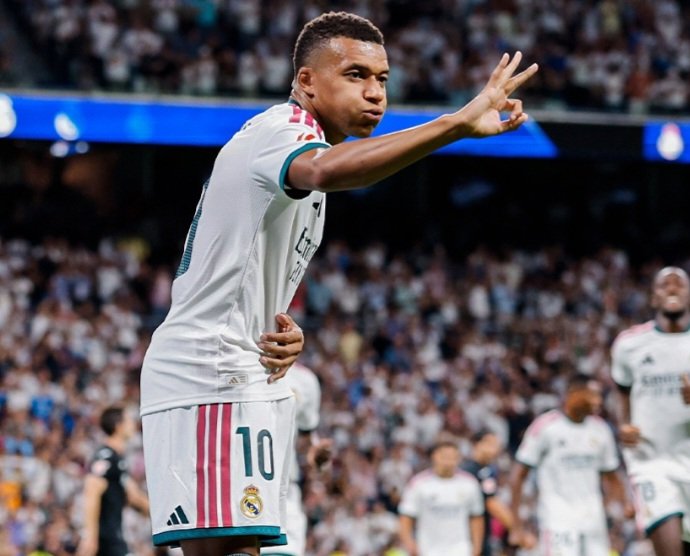ريال مدريد يكتسح ريال سوسيداد برباعية.. ومبابي يكتب ليلة تاريخية في البرنابيو