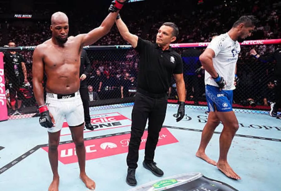 مايكل «فينوم» بيج يحقق الفوز على روزيبويف لكن بأداء باهت في UFC Paris