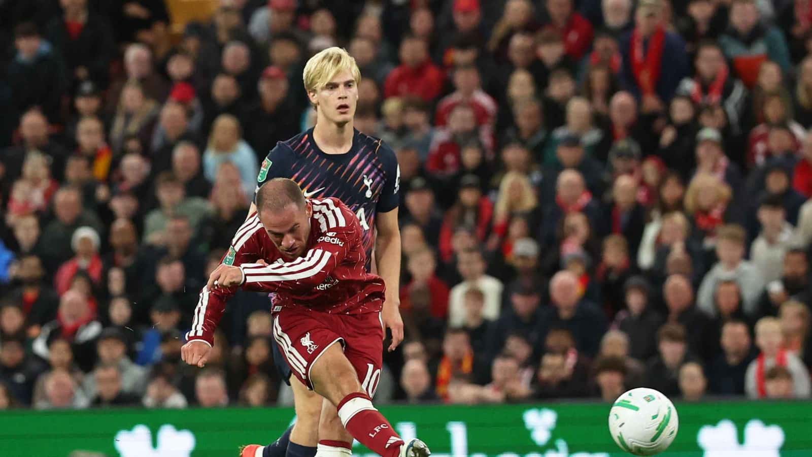 ليفربول يعمق جراح توتنهام بثلاثية ويبلغ الدور الرابع من كأس الرابطة
