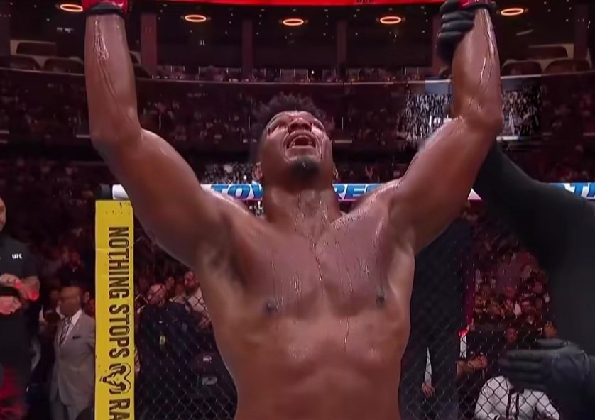 ألونزو مينيفيلد يقاتل بإصابة مروعة في إبهامه ويهزم إيو بارانيفسكي في UFC 331