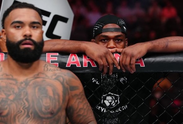جون جونز في حالة صدمة بعد سقوط جيبل ستيفسون بالضربة القاضية في UFC 331